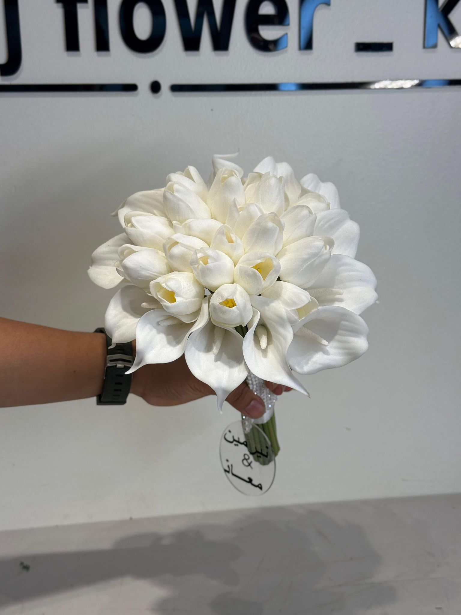 20 Pieces Artificial White Tulips 
15 pieces of artificial white 
Satin Tape 
acrylic hook, the name of the brides