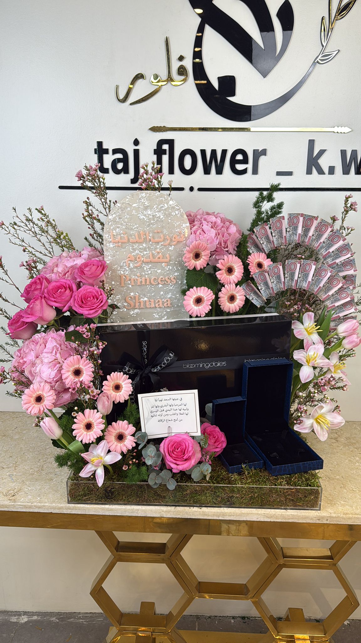 Clear acrylic tray 50/50cm
Pink roses 
Pink hydrangea 
Gerbera pink 
Pink tulip 
Pink Wax Fleur 
Sparks Green 
Flat Mousse Green 
Acrylic painting 
Stand Flos