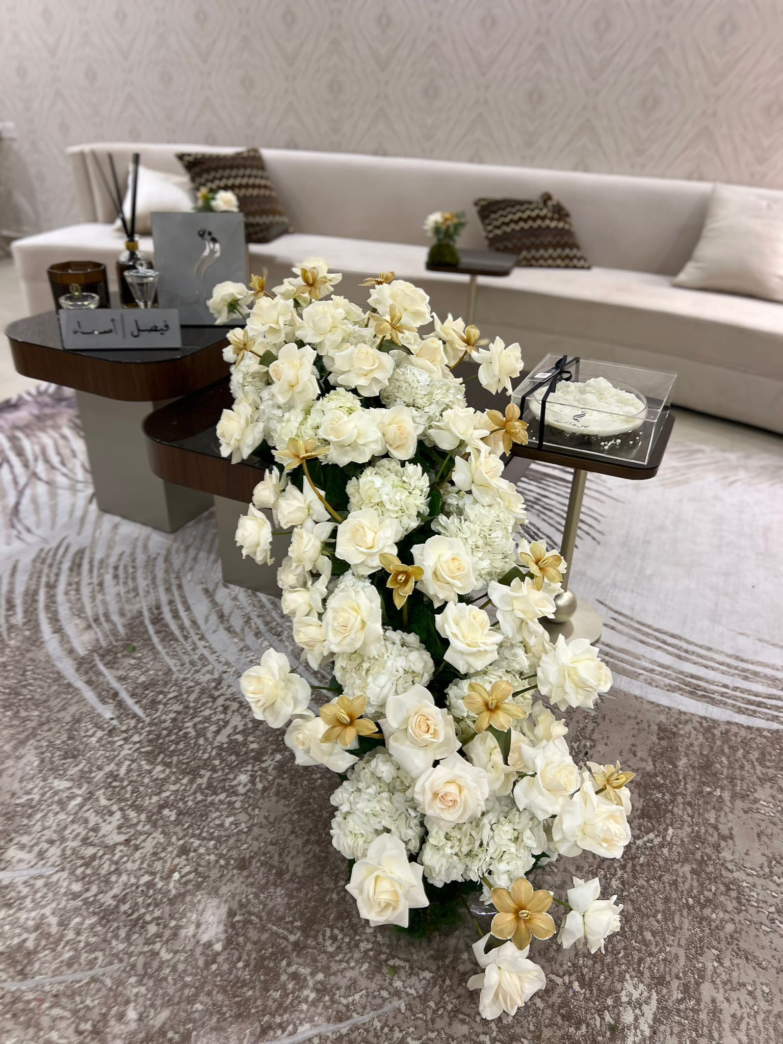 Center Peace is going down natural roses Gory of White 
Hydrangea of White 
Tulip Gold