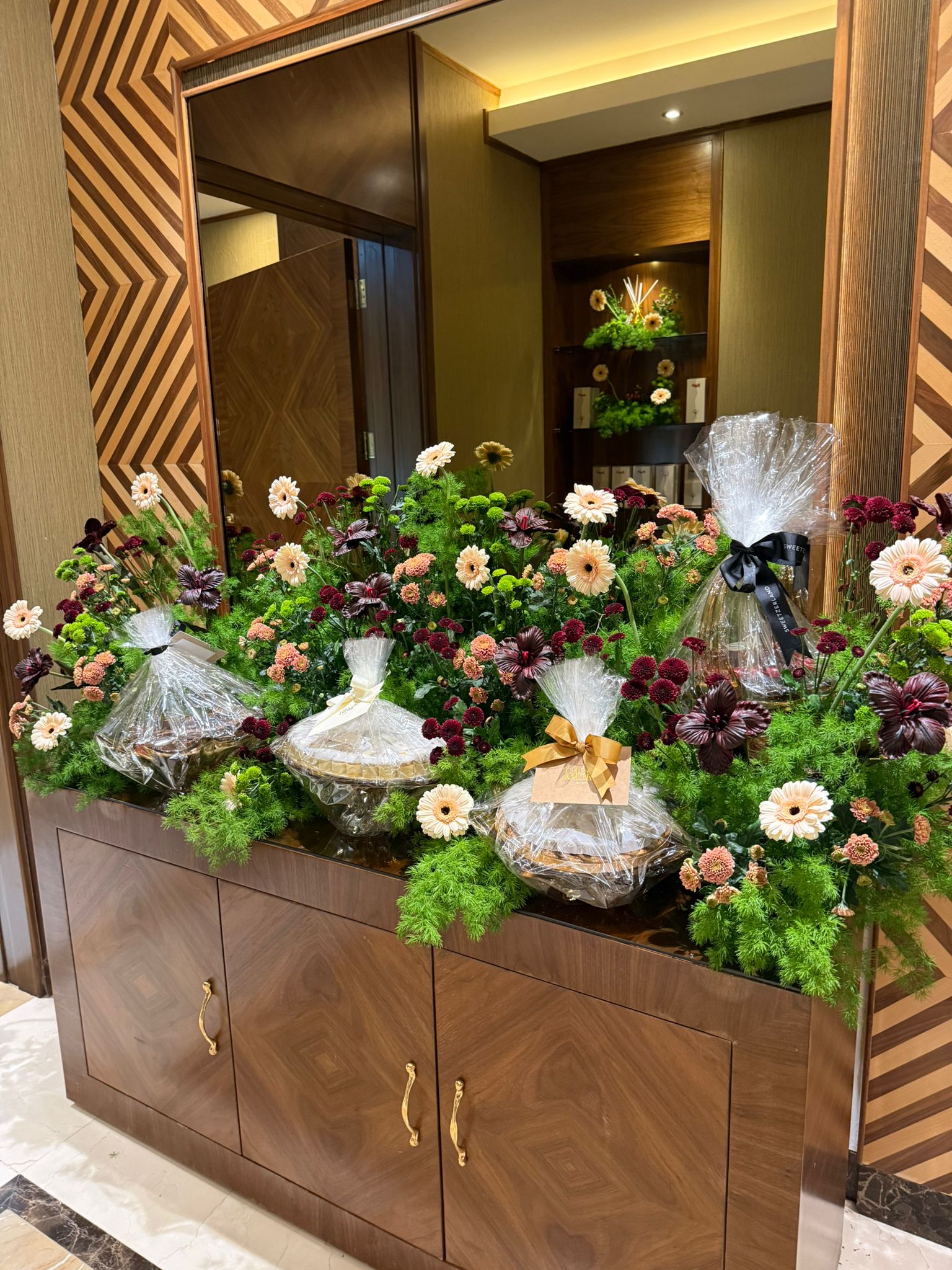 Receiving natural flowers 
1 length solution 
1 medium length 
2 sides length 
Sparks Green 
Gerbera Apricot 
Burgundy Tulip 
Chris Santini Orange 
Cherry Santini Burgundy 
Cherry Santini Green