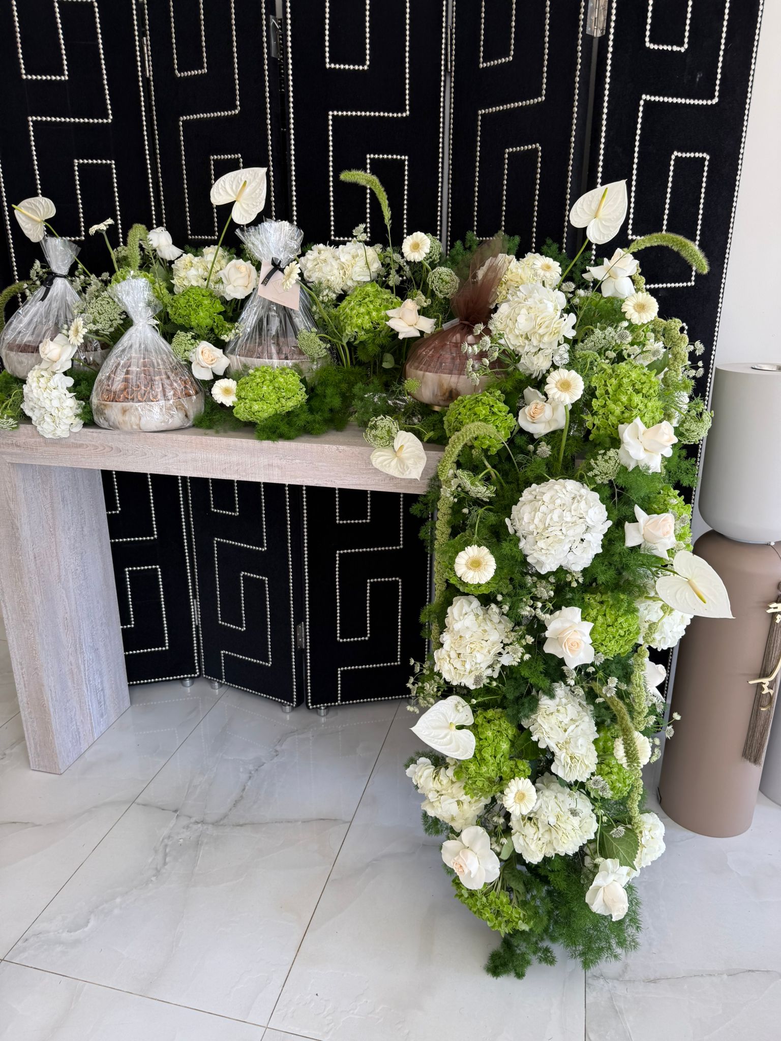 Reception of natural flowers 1 solution length 
1 medium length 
6 Service Length 
White hydrangea 
Jori of White 
Green hydrangea 
White gerbera 
White Antrium 
Green Asparagus 
white steria 
Satria Green 
Epimados Green