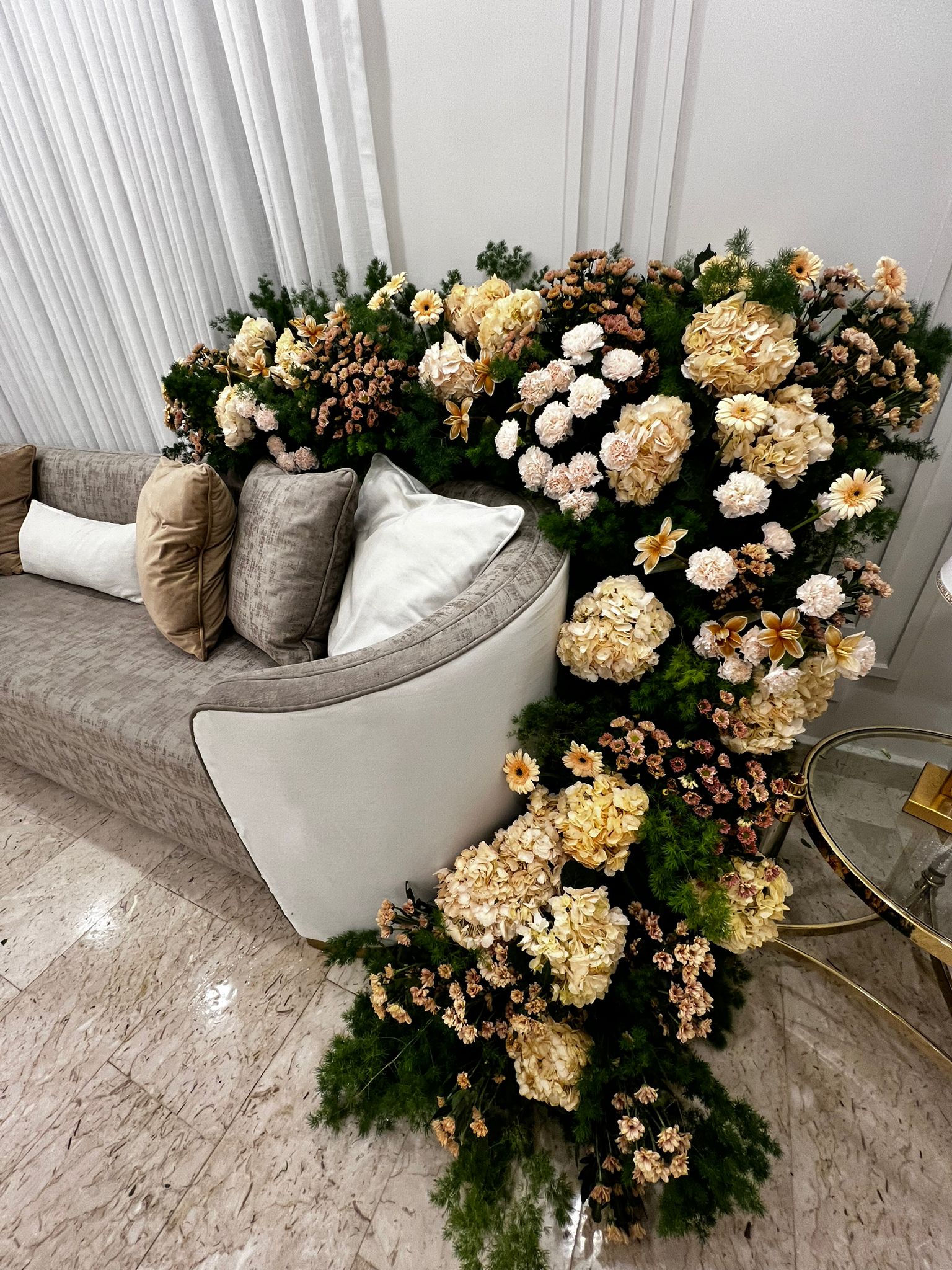 Rose Stage Natural Mix 
Hydrangea Dutch Beige 
Gerbera Apricot 
Apricot crunch 
Tulip Dutch Beige 
Baby Crazy Apricot 
Green Asparagus