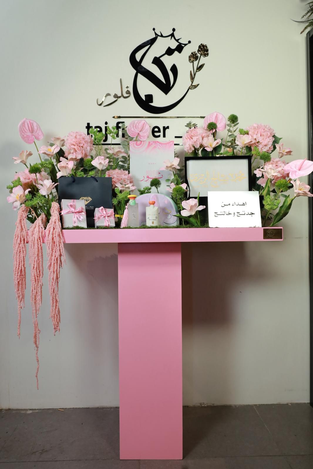 Wood 
Rose 15 Tulip Mulan Munch 
6 Hydrangea Colors 
4 Baby Anttrium Colors 
Green Lilime 4 Sticks  
U Kleptos Green Natural Texture.7 Sticks 
Green Iloila 5 sticks 
Amarnituts Punch Dryer 4 Sticks